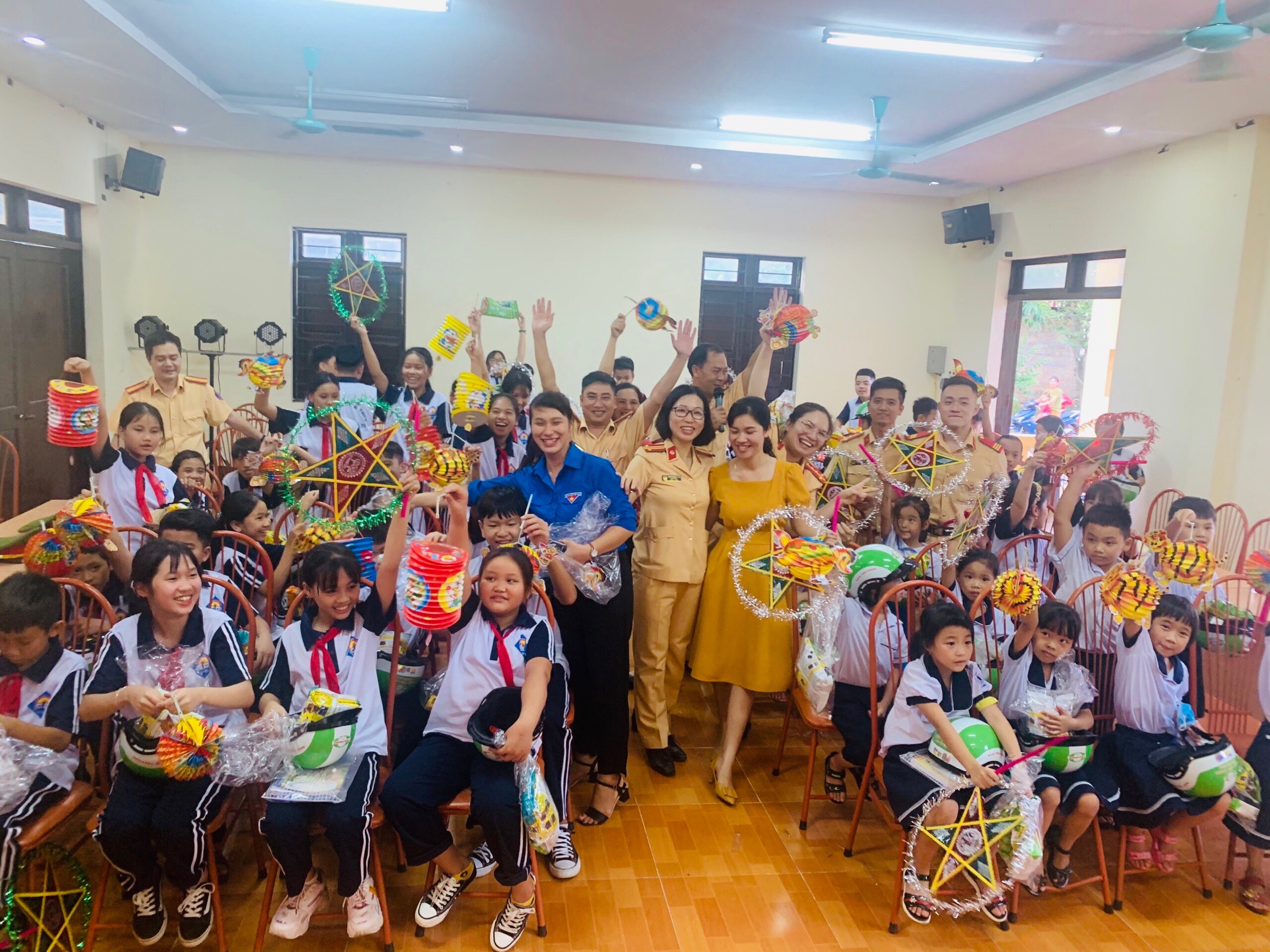 Phòng CSGT đường bộ - đường sắt đã phối hợp với Công an Huyện Cát Hải: Tuyên truyền an toàn giao thông tại huyện Cát Hải